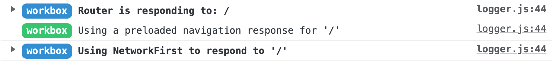 Uno screenshot dei log di Workbox nella console di DevTools di Chrome. I messaggi vengono letti, dall'alto verso il basso: "Router sta rispondendo a /", "Utilizzo di una richiesta di navigazione precaricata per /" e "Utilizzo di NetworkFirst per rispondere a /"